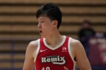 开得挺早！杨瀚森持球冲击篮筐 大三步上篮轻松打中
