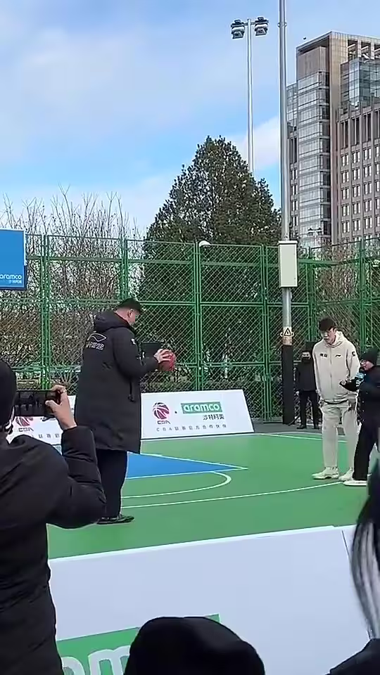 中国篮球的传承联动！此前姚明参加活动，助攻杨瀚森扣篮😂